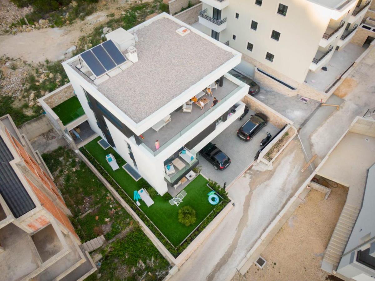 Lara Apartman *